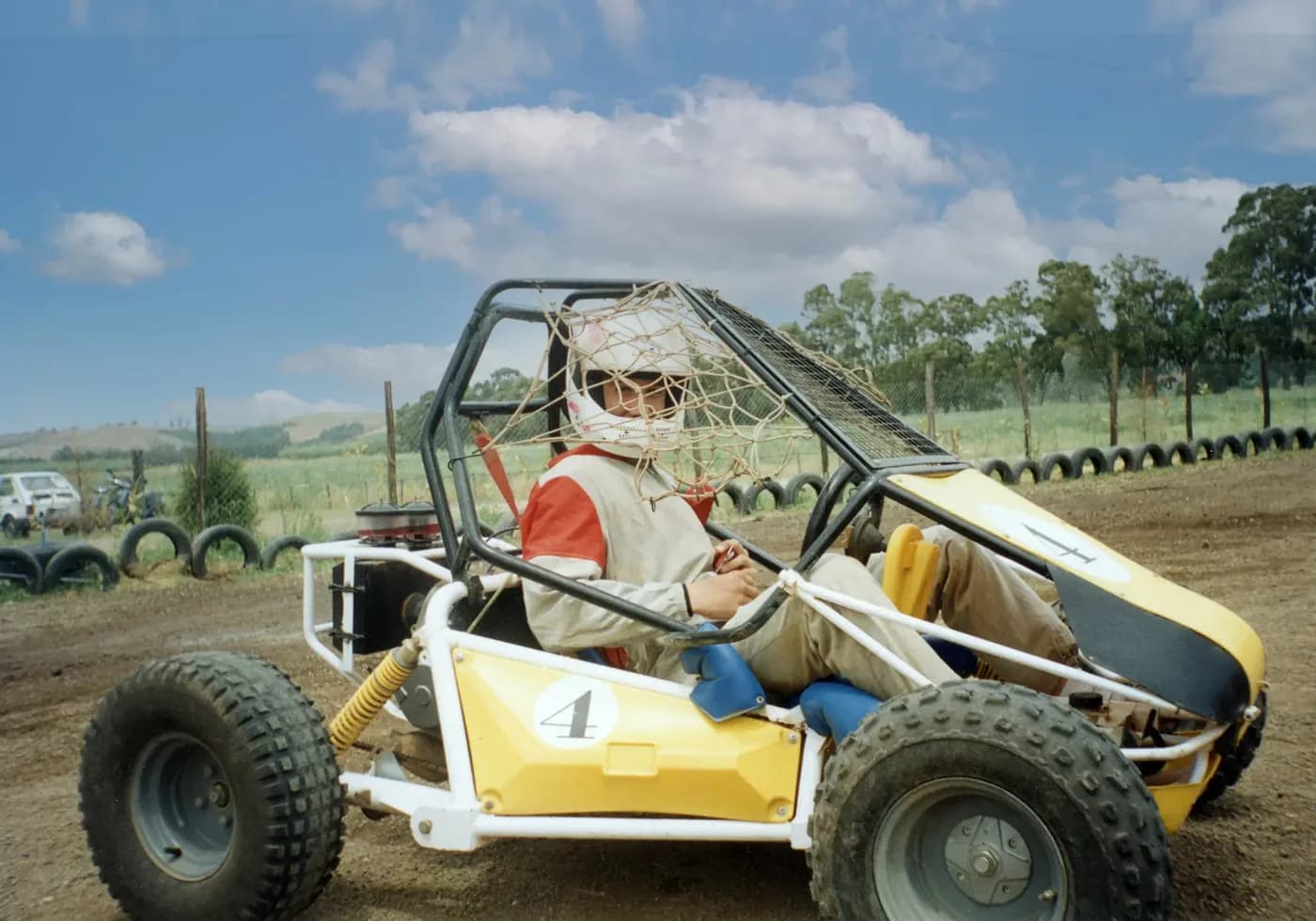 Un pilota al volante di un kart cross negli anni Novanta