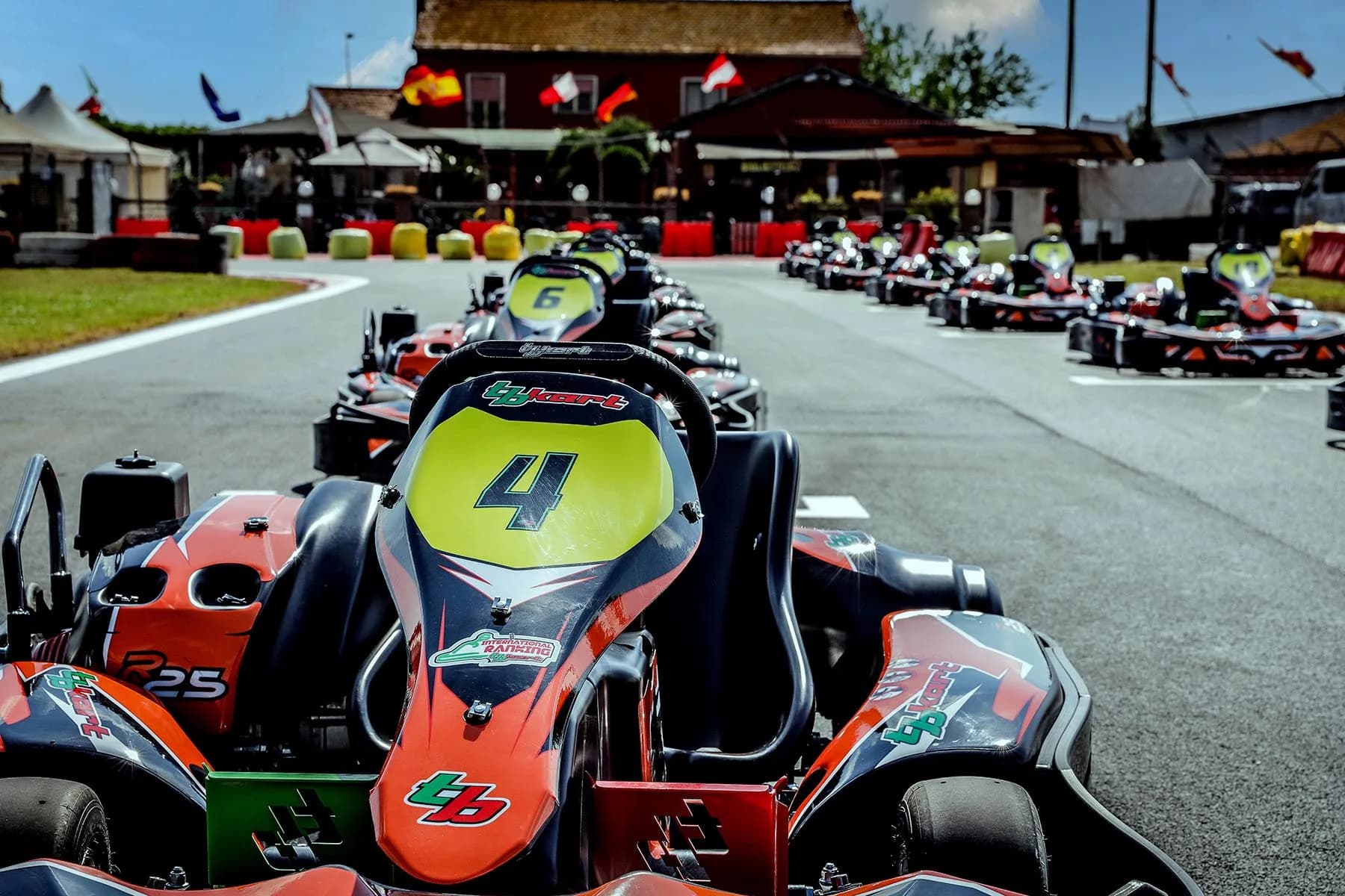 I kart schierati in griglia davanti alla struttura