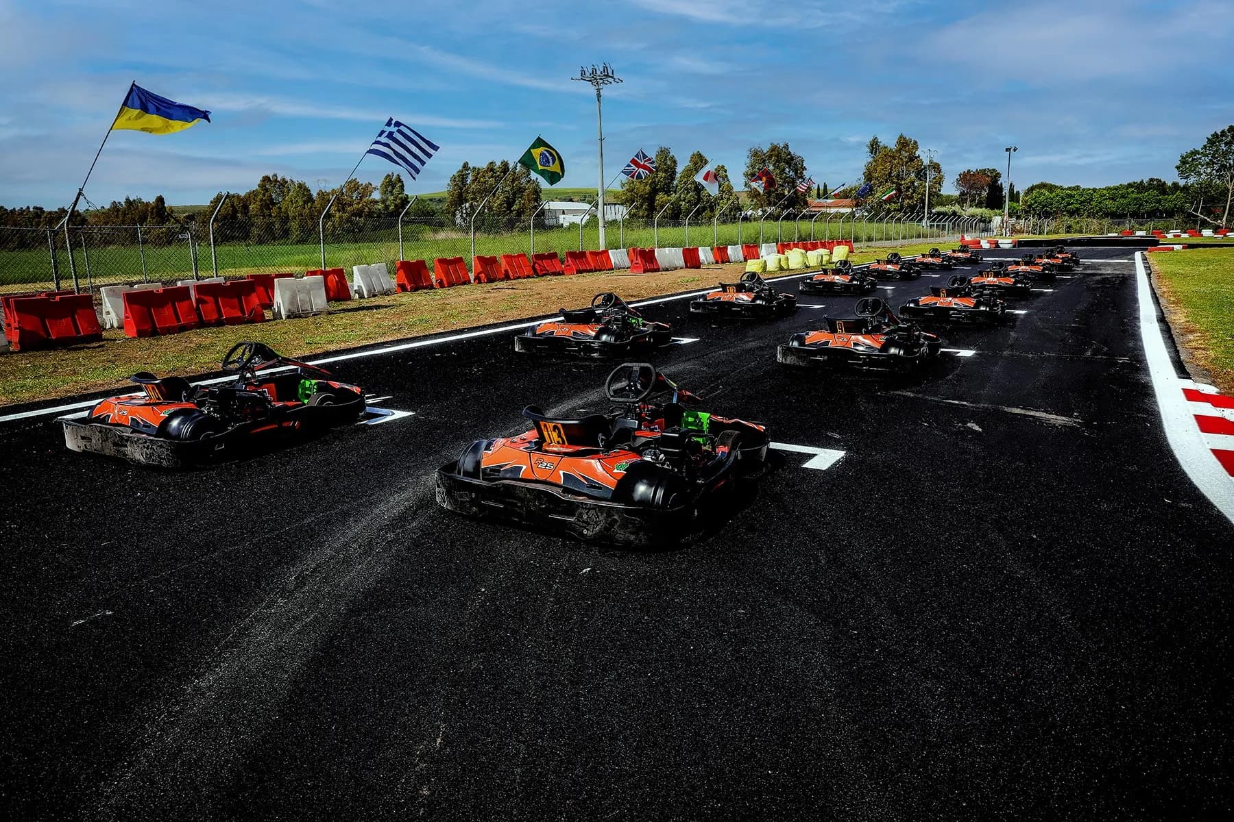 Kart schierati in griglia sulla pista di Kart Roma