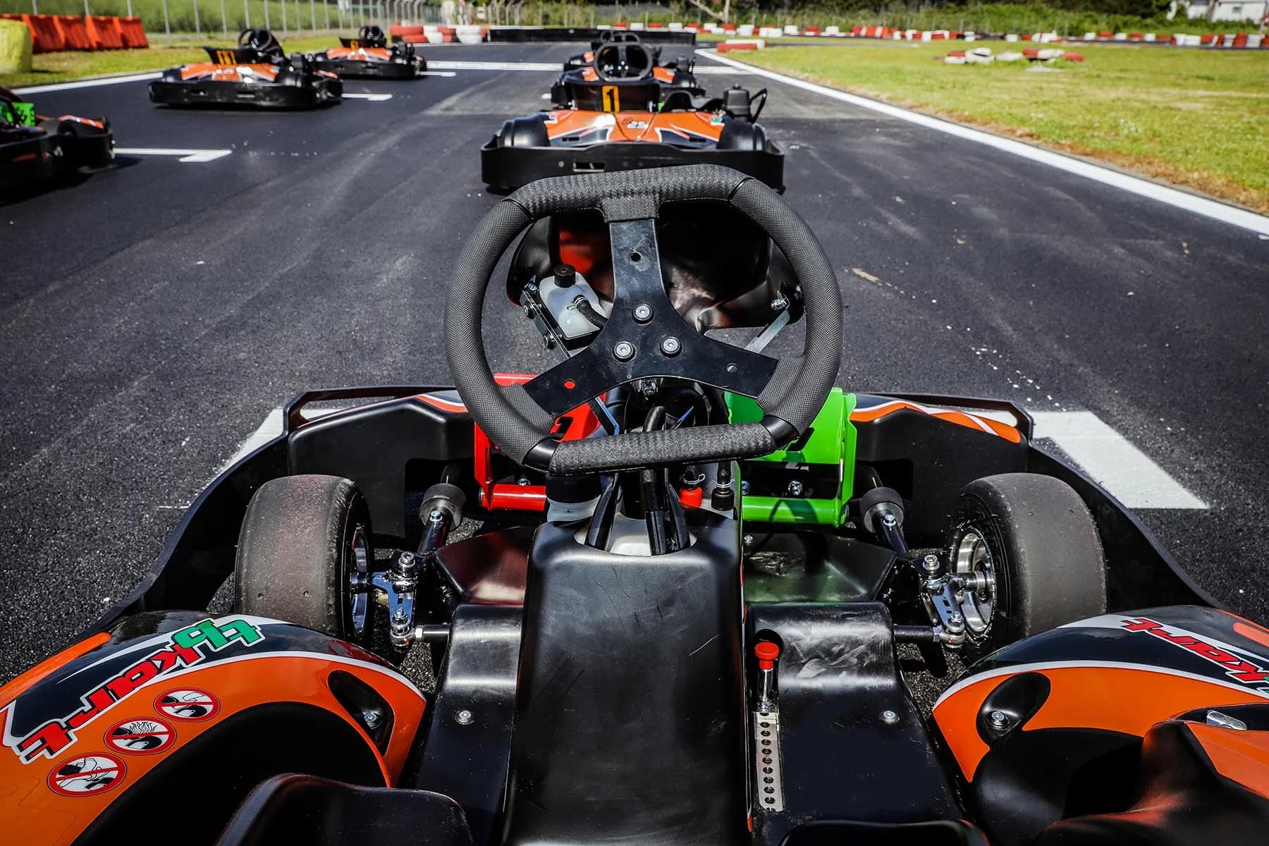 La pista vista dal sedile di un kart