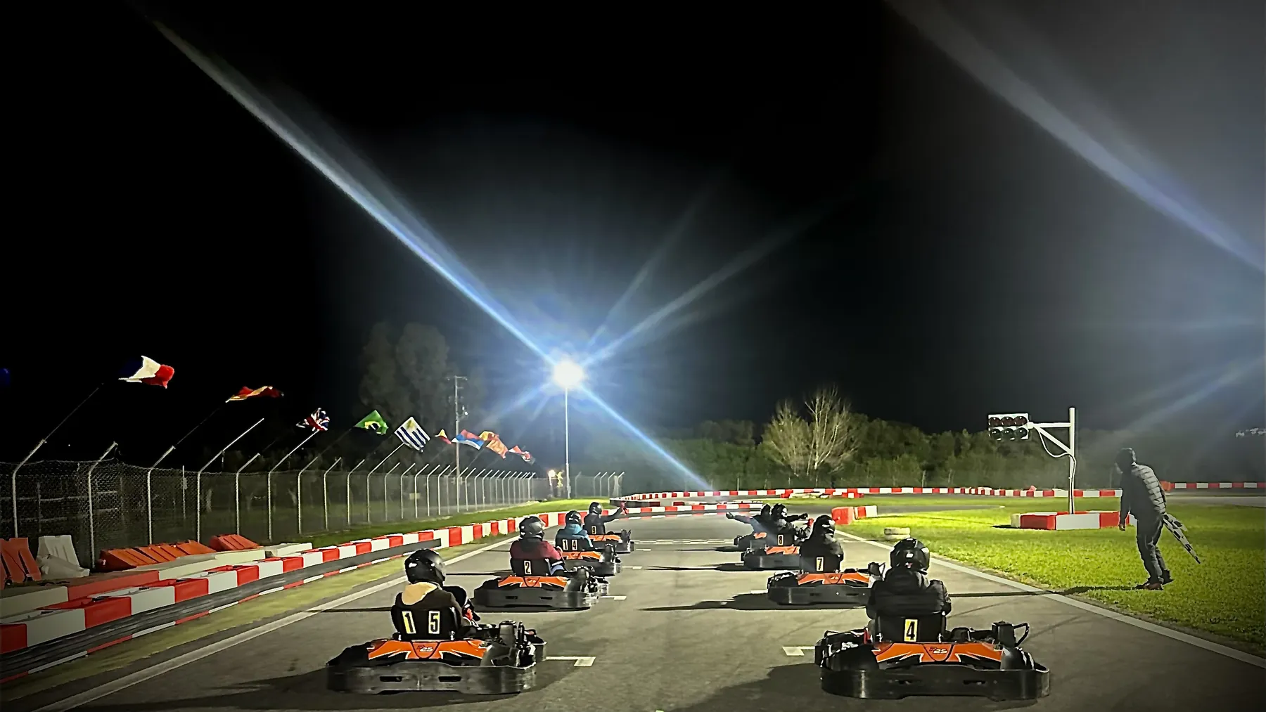 Kart in griglia di partenza di notte, sotto i riflettori della pista di Kart Roma